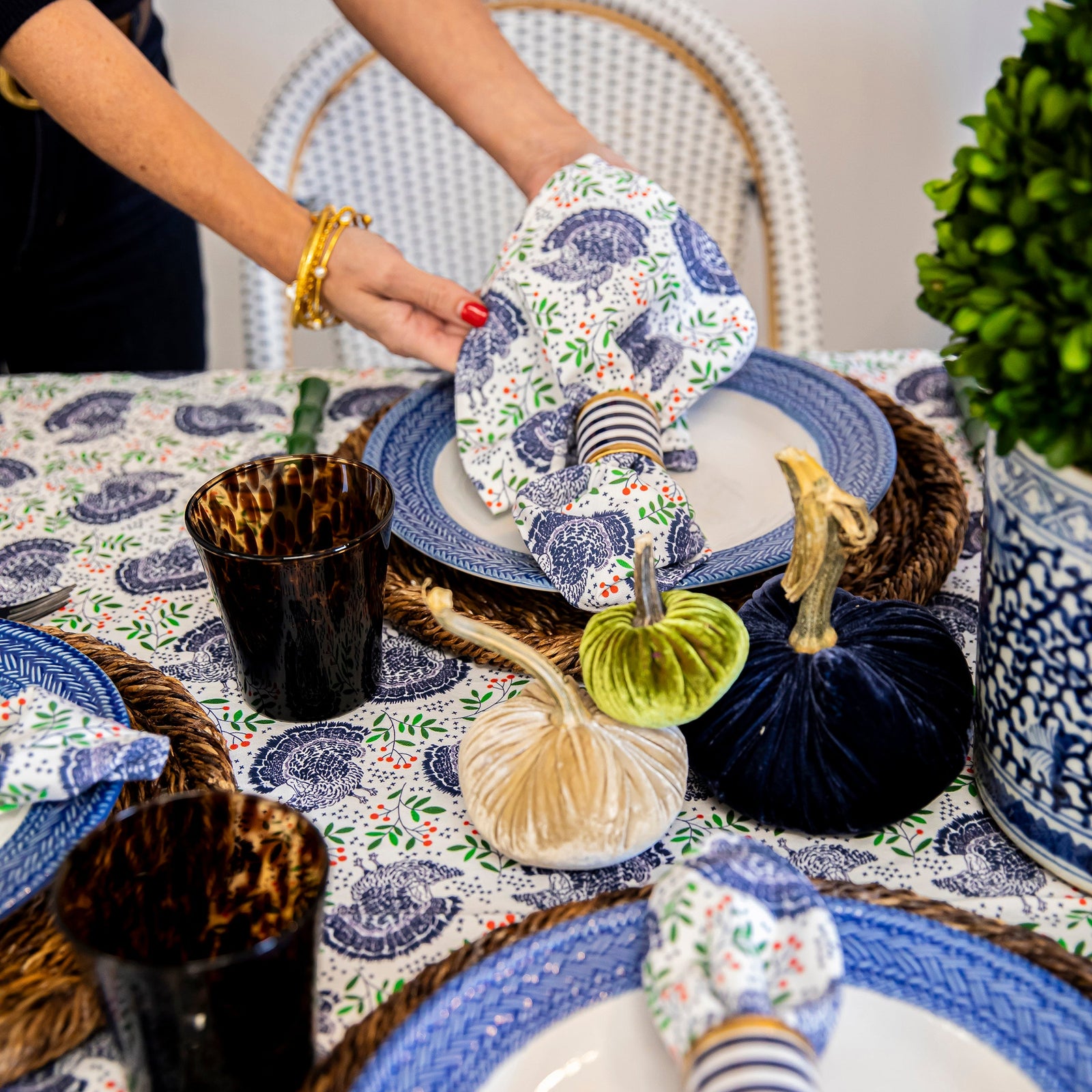 Friendsgiving Table Ideas for a Small Space