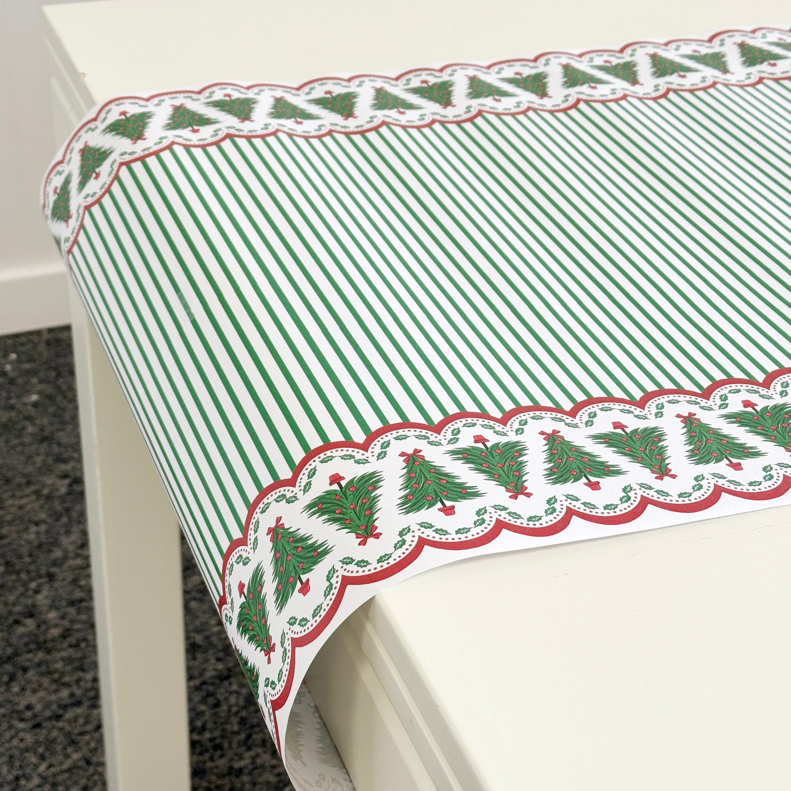 Christmas Tree Scallop Paper Table Runner