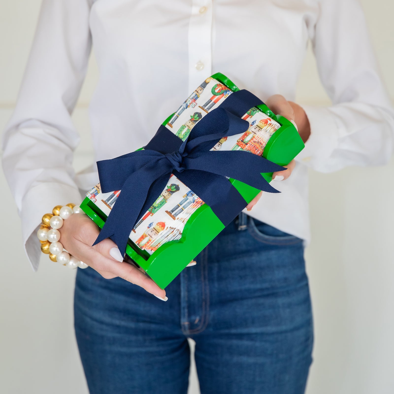 Green Lacquered Scalloped Guest Towel Holder